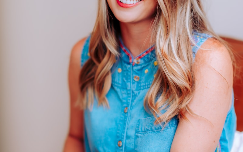 巴西国家足球队身着黄色球衣在绿茵场上训练场景